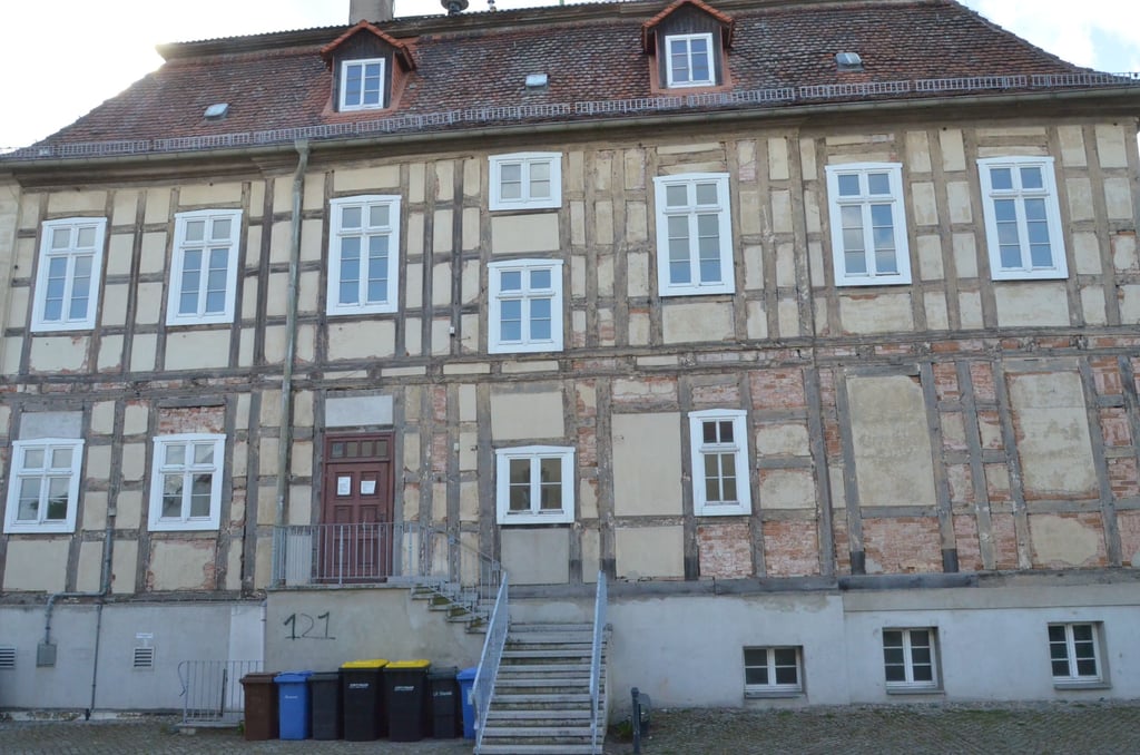 Das über 300 Jahre alte Sandauer Rathaus ist seit 2019 wegen Einsturzgefahr gesperrt, die Verwaltung residiert seitdem im Nebengebäude.