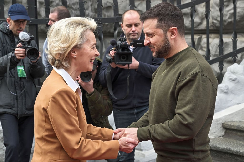 Der ukrainische Präsident Wolodymyr Selenskyj begrüßt EU-Kommissionspräsidentin Ursula von der Leyen in Kiew.