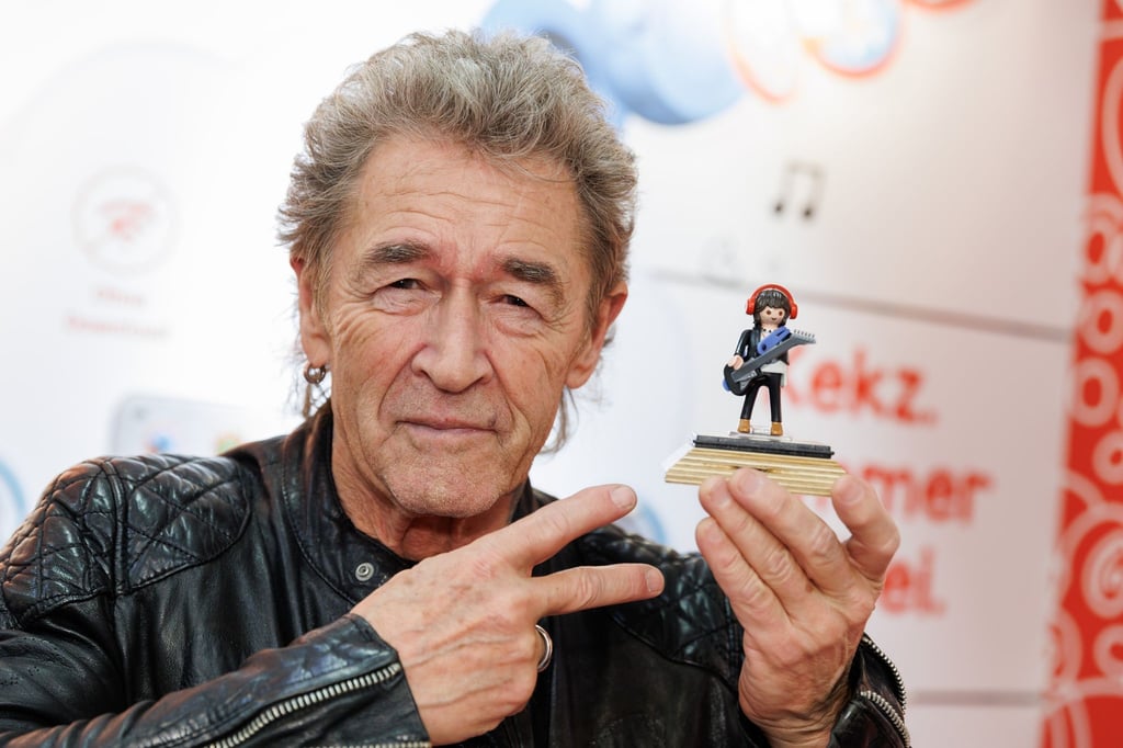 Peter Maffay auf der Spielwarenmesse in Nürnberg mit „seiner“ Playmobil-Figur.
