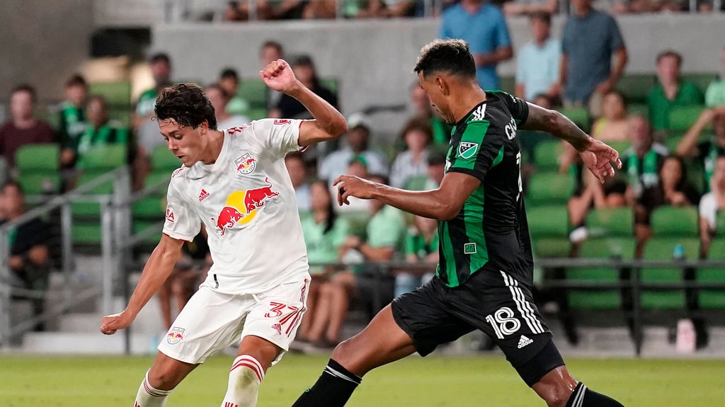 Caden Clark schießt gegen Austin-Verteidiger Julio Cascante.