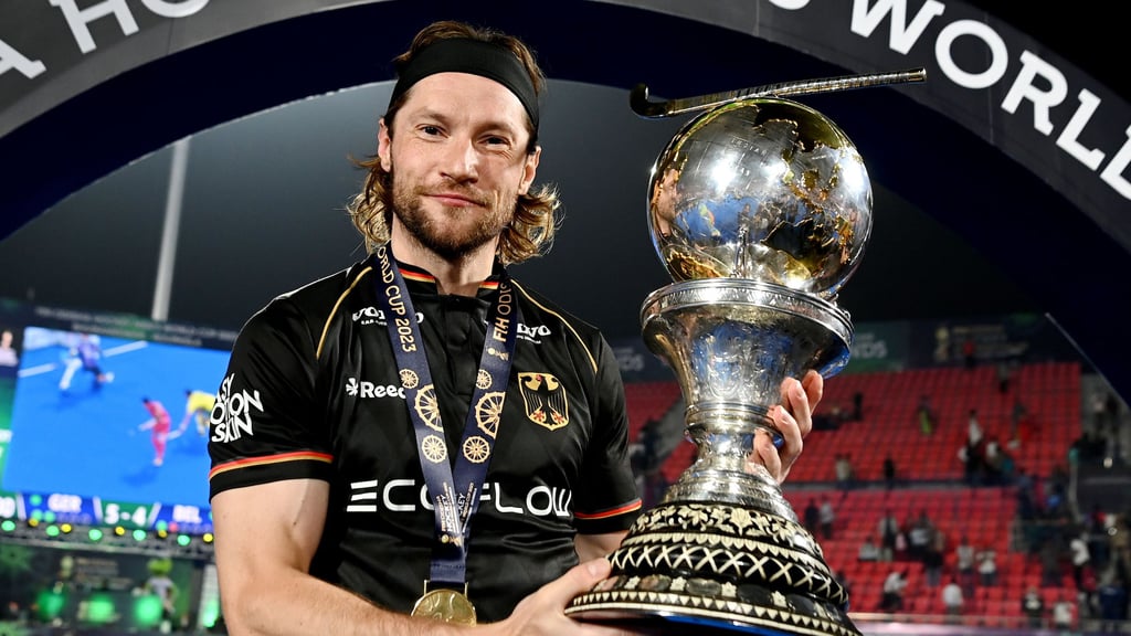 Da ist das Ding: Der Köthener Martin Zwicker am Sonntag mit dem WM-Pokal im Feldhockey.