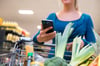 Wer eine Supermarkt-App nutzt, kann leichter Angebote finden und so Geld sparen - dafür gibt man aber auch oft sensible Daten preis.