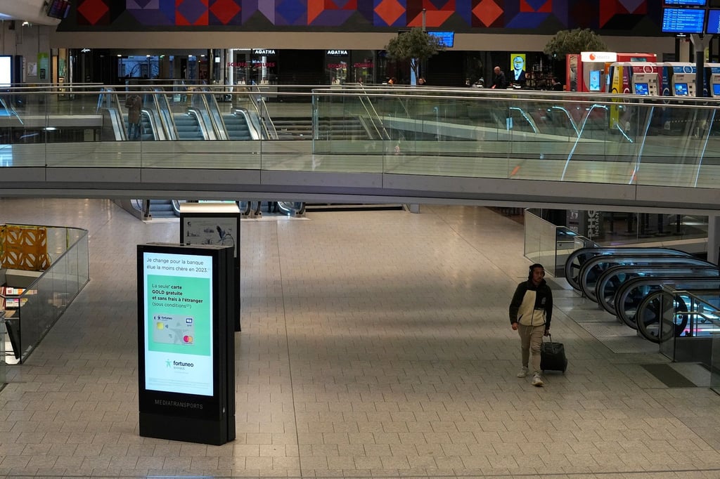 Ein einsamer Reisender geht durch den Bahnhof Montparnasse. Die französische Bahngesellschaft rät ihren Fahrgästen, wegen des Streiks zu Hause zu bleiben.