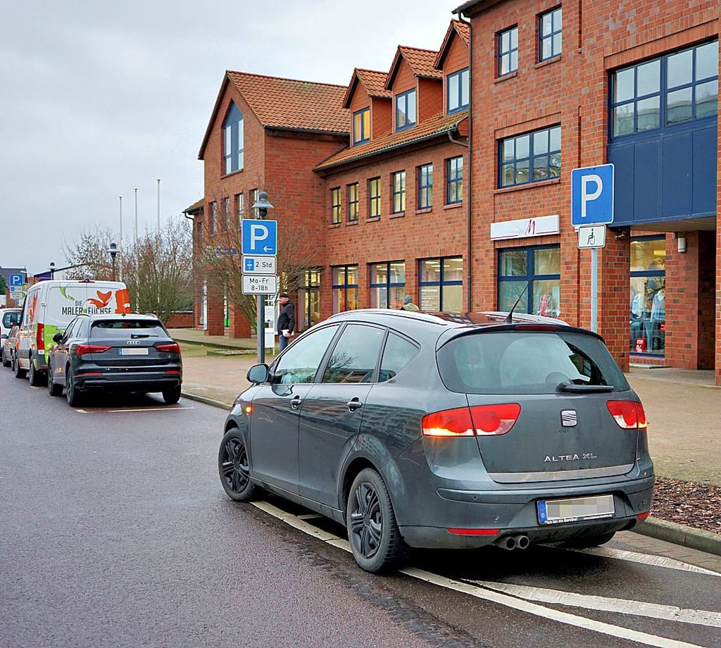 Der Behindertenparkplatz an der Rathaus-Apotheke wird gern fürs Nur-mal-schnell-Parken genutzt. Das ist verboten.