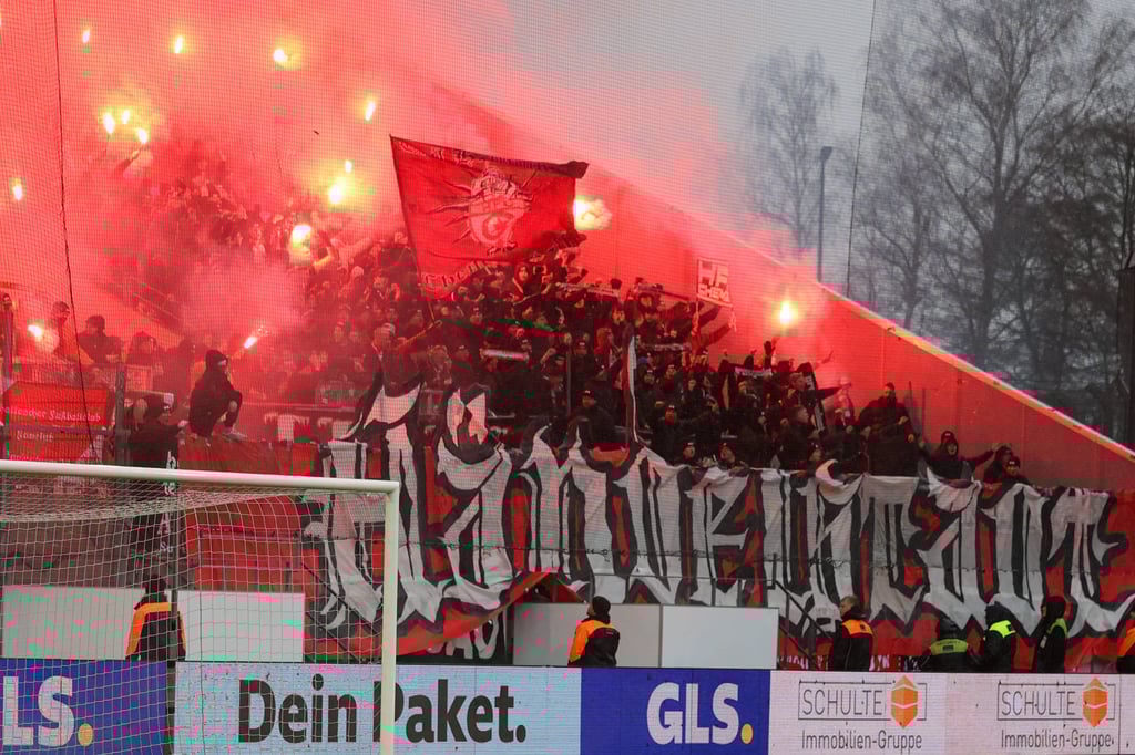 HFC-Fans hatten beim Spiel in Essen massiv Pyrotechnik gezündet.