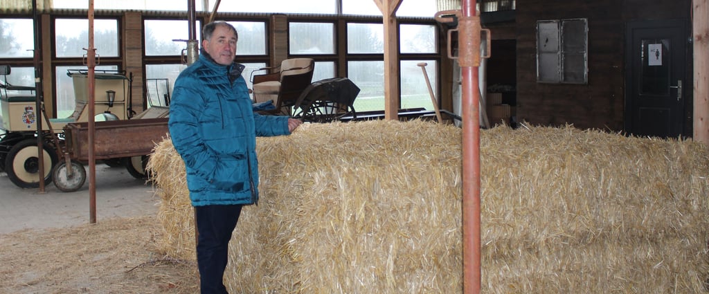 Unter der Überdachung lagert Stroh für die Tiere der Bauernkate. Ortsbürgermeister Elard Schmidt hofft, dass die Überdachung bleiben kann.