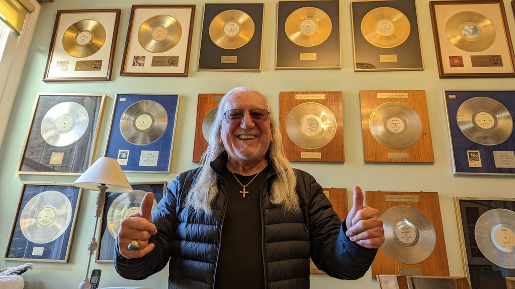 Michael "Mick" Frederick Box, Leadgitarrist der britischen Rockband Uriah Heep, in seiner Küche in London.