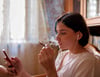 Laut Statistischem Landesamt fangen in Sachsen-Anhalt Männer im Schnitt mit 17 und Frauen mit 18 Jahren an zu rauchen – und 314.000 Menschen im Land sind nach den jüngsten statistischen Daten bekennende Raucherinnen und Raucher. 