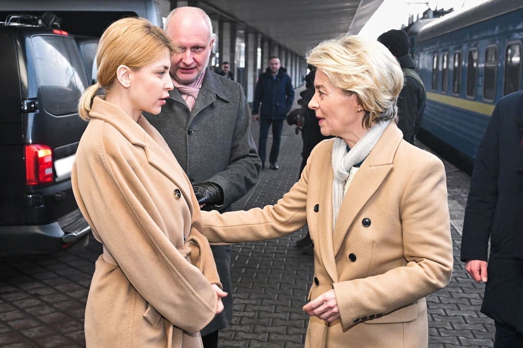 Die Ministerin für europäische Integration der Ukraine, Olha Stefanischyna, begrüßt Ursula von der Leyen.