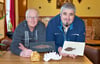 Bernd Zimmermann (links) aus Pegau und André Späte aus Kayna sammeln seit Jahren steinerne Zeitzeugen und zeigen diese im Hyzet-Klubhaus. 