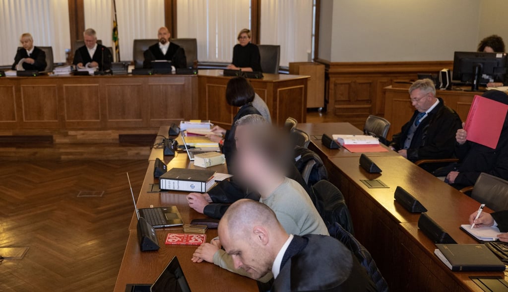 Zu Prozessbeginn gegen den als „Kinderzimmer-Dealer“ bekannten 27 Jahre alten Leipziger und vier weiteren Männern im Landgericht Leipzig.