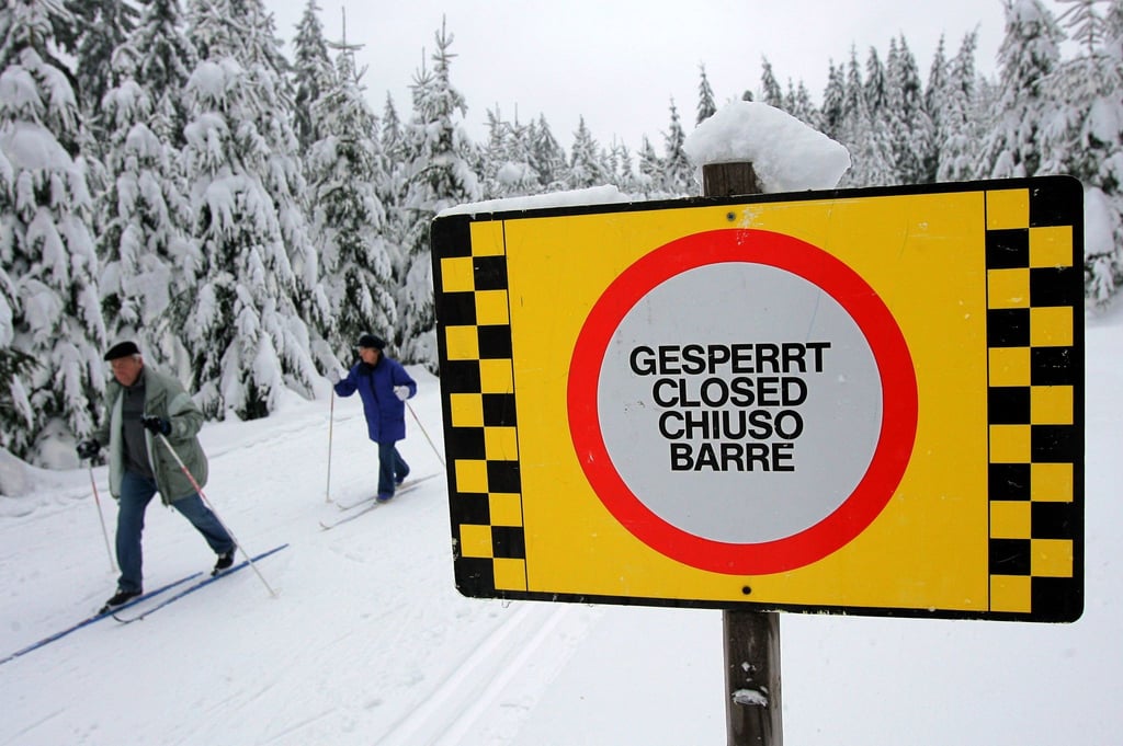 Abbrechende Baumkronen und Äste, die der Schnee- und Eislast nicht mehr standhalten können, sind für Wintersportler ernstzunehmende Gefahren. Erste Loipen wurden bereits gesperrt.