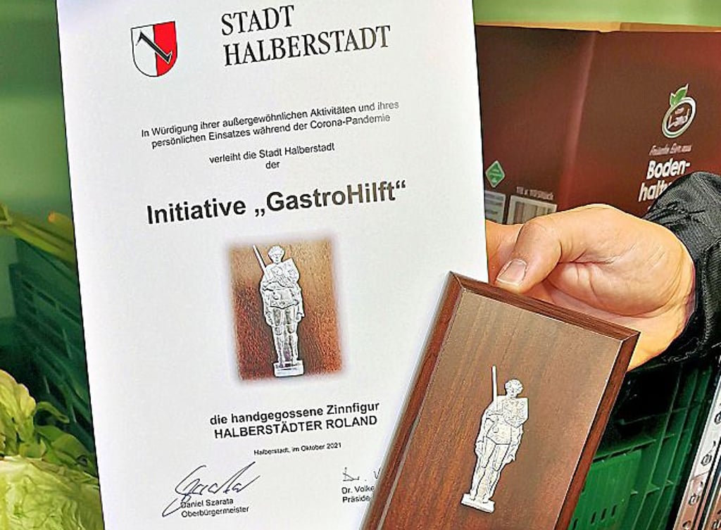 Zinn-Roland und Urkunde zur Auszeichnung der Initiative GastroHilft als „Halberstadt-Helden“. Beides gaben die Akteure jetzt zurück.