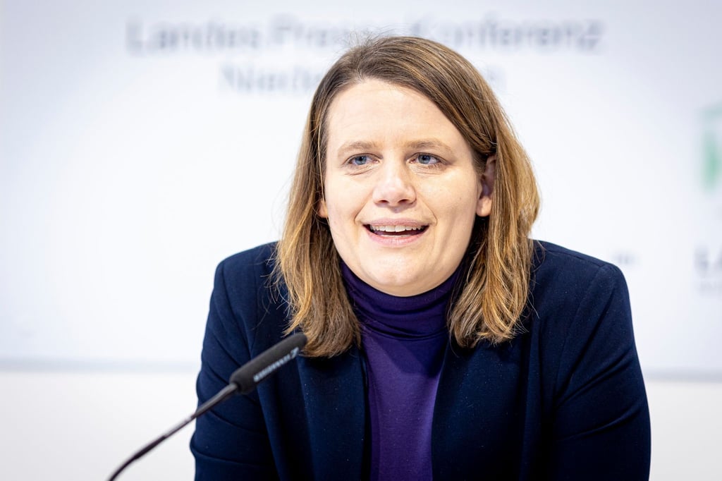 Julia Willie Hamburg (Bündnis 90/Die Grünen), Kultusministerin von Niedersachsen, spricht ins Mikro.