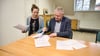 Jugendkoordinatorin der Gemeinde Südharz Friederike Blank und Bürgermeister Peter Kohl beim Unterzeichnen des Nutzungsvertrags.