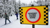Abbrechende Baumkronen und Äste, die der Schnee- und Eislast nicht mehr standhalten können, sind für Wintersportler ernstzunehmende Gefahren. Erste Loipen wurden bereits gesperrt.