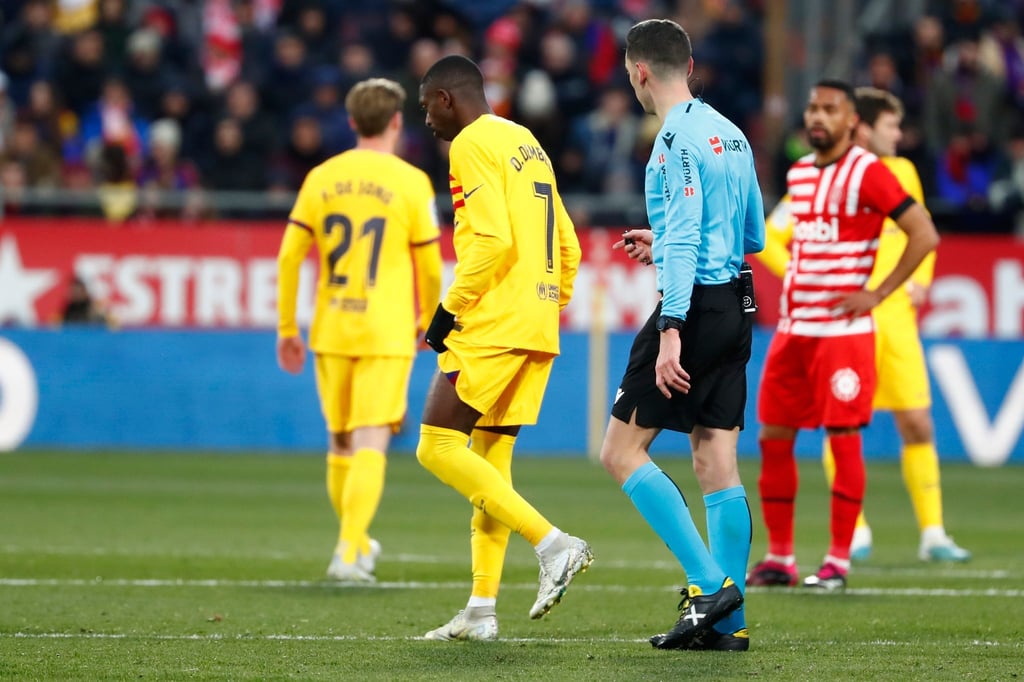 Ousmane Dembélé (M.) vom FC Barcelona verletzte sich in Girona.