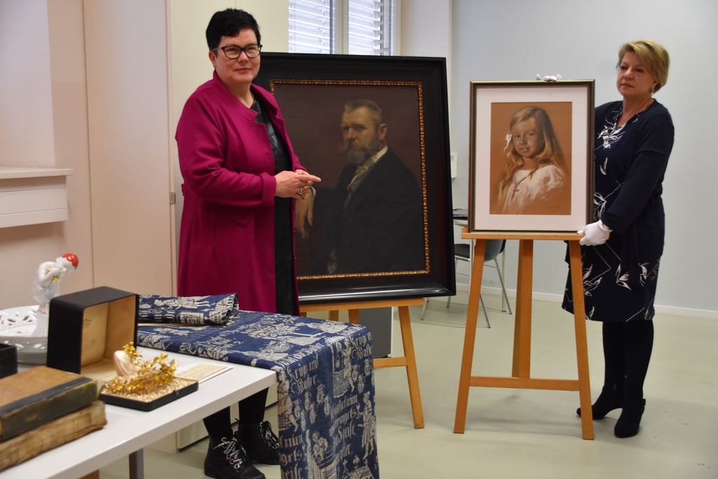 Jane Unger, Leiterin des Stadtmuseums (l.), und Konservatorin Petra Selbmann präsentieren einige der Neuzugänge im Sammlungsbestand.