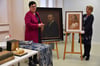 Jane Unger, Leiterin des Stadtmuseums (l.), und Konservatorin Petra Selbmann präsentieren einige der Neuzugänge im Sammlungsbestand. 