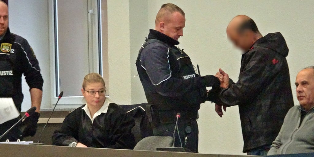 Ein 54-jähriger Mann aus Zerbst muss sich wegen Totschlags vor der 2. Strafkammer des Landgerichts Dessau verantworten.