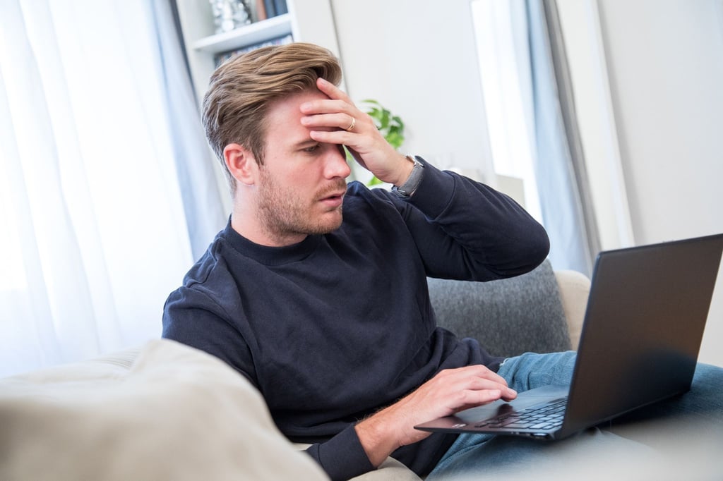 Sie haben Ihren Dienstlaptop im Homeoffice beschädigt? Dann sollten Sie Ihrem Arbeitgeber rasch Bescheid geben.