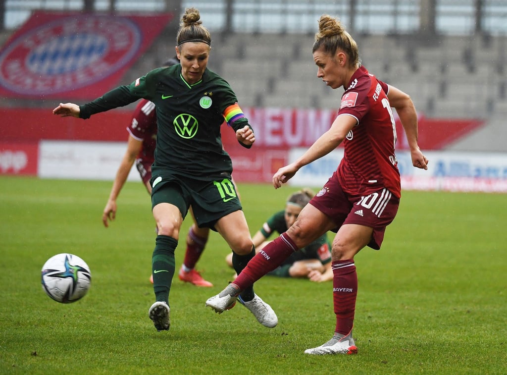 Bayerns Linda Dallmann (r) spielt vor Wolfsburgs Svenja Huth den Ball.