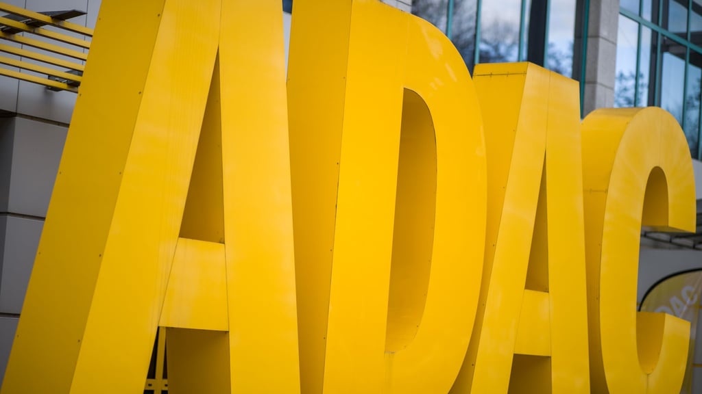 Der Schriftzug des Automobilclubs ADAC steht vor dem Gebäude.