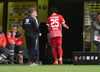 Freiburgs Kiliann Sildillia (r) musste beim Spiel in Dortmund schon in der 17. Minute mit Gelb-Rot vom Platz.