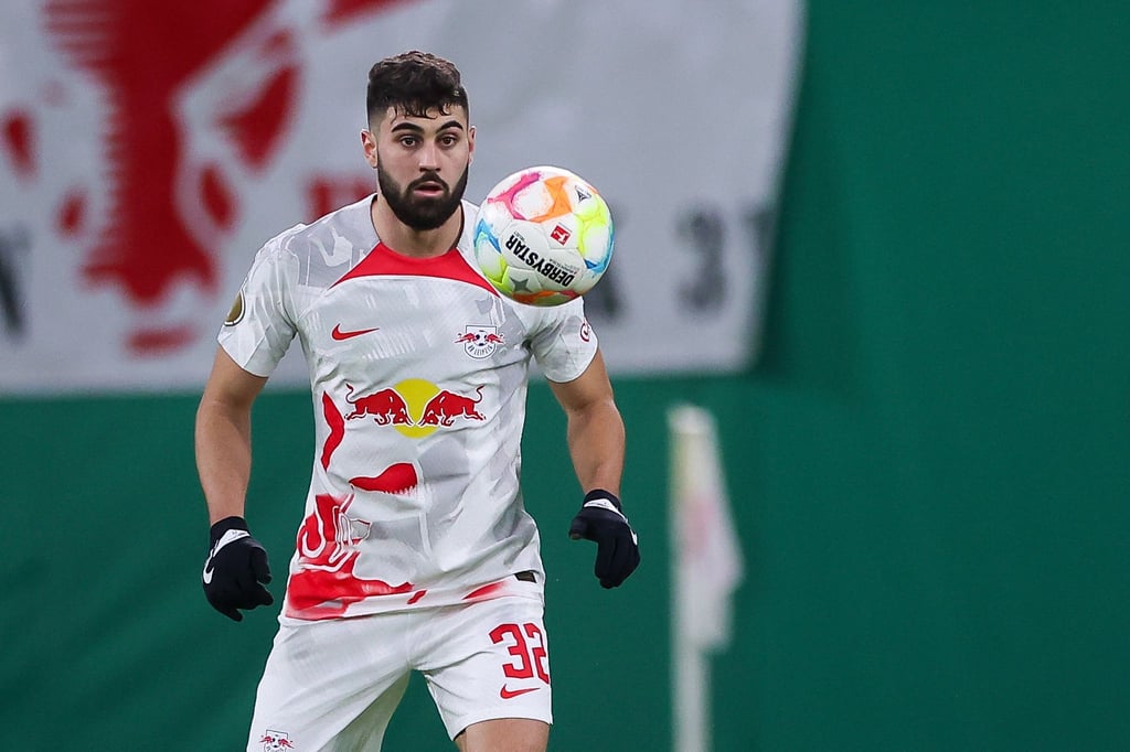 Leipzigs Spieler Josko Gvardiol am Ball.