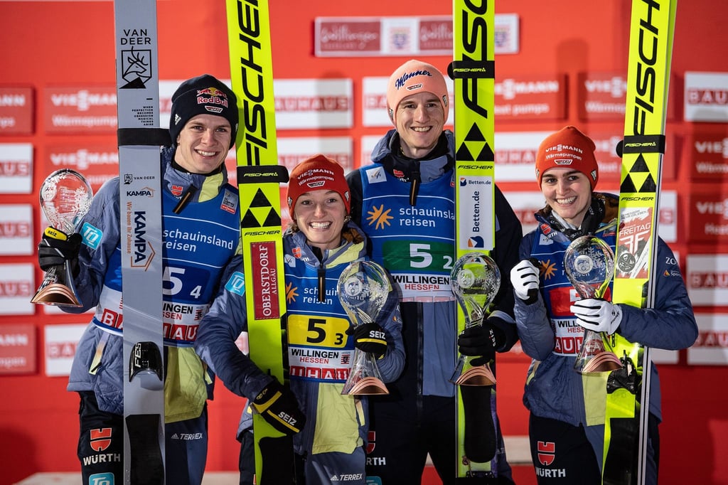 Im Teamspringen Mixed Dritte: Andreas Wellinger (l-r), Katharina Althaus, Karl Geiger und Selina Freitag.