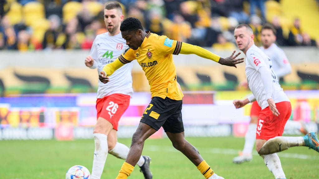 Dresdens Christian Conteh traf im Spiel gegen den Halleschen FC zum 2:0.