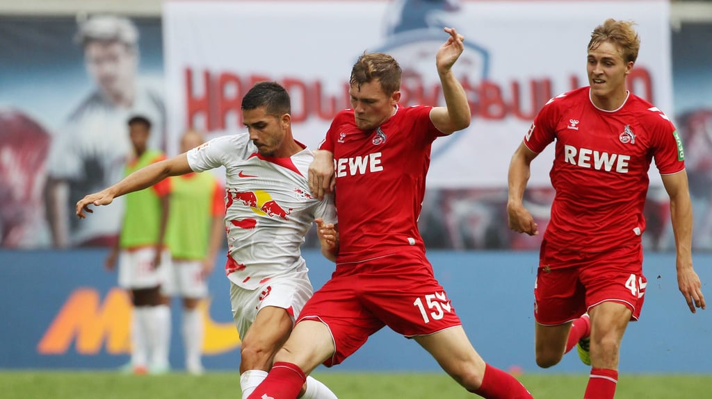 RB gegen Köln: Leipzigs Stürmer André Silva (M.) kniet sich rein