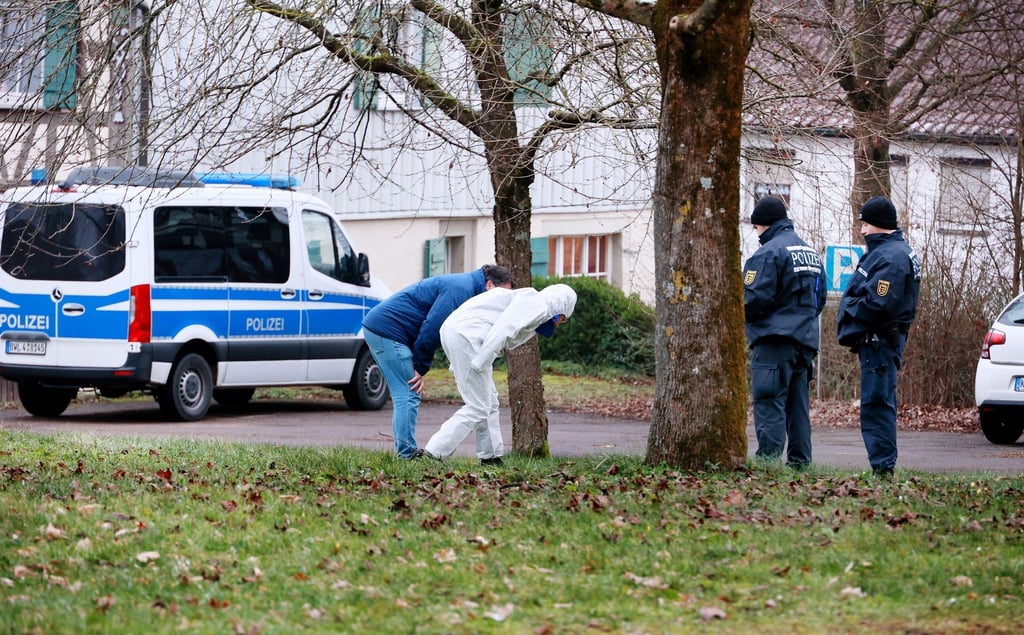 Beamte der Spurensicherung sind im Rahmen der Ermittlungen in Michelbach im Einsatz.