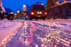 Eine dünne Eisschicht überzieht am frühen Morgen eine Straße.
