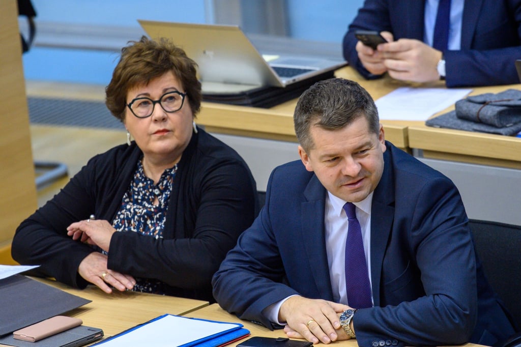 Petra Grimm-Benne (l, SPD), Ministerin für Arbeit, Soziales, Gesundheit und Gleichstellung des Landes Sachsen-Anhalt und Sven Schulze (CDU), Minister für Wirtschaft.