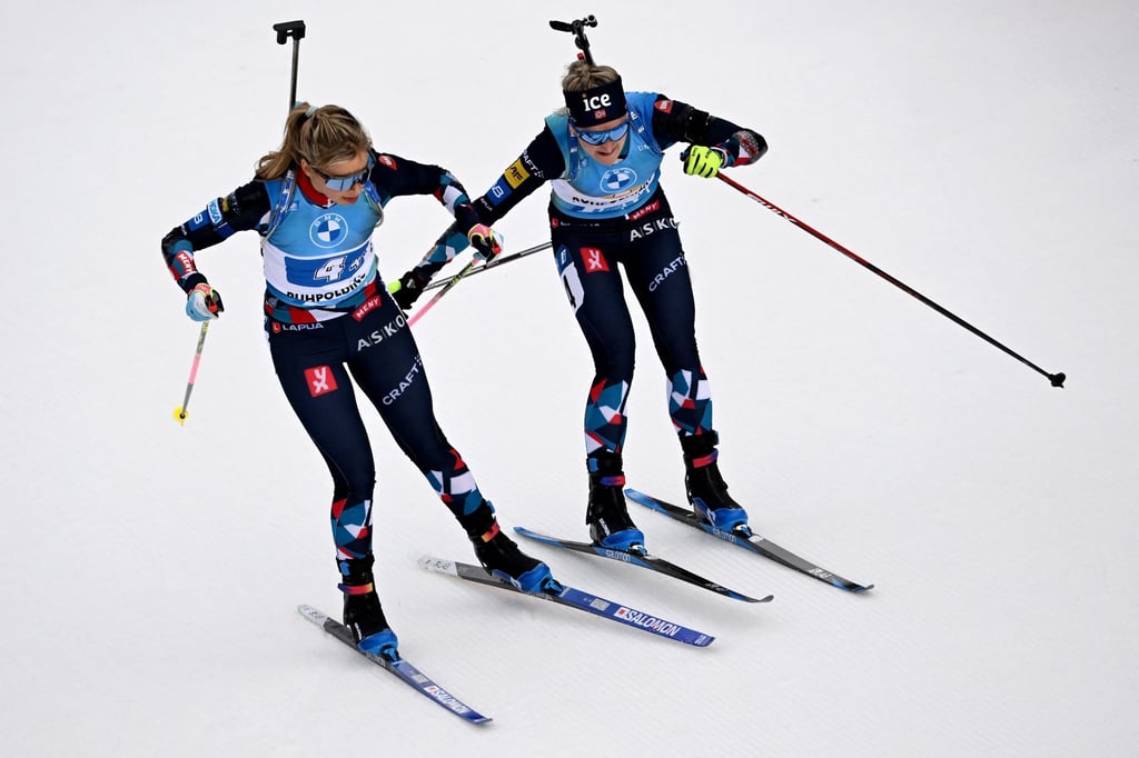 Marte Olsbu Röiseland (r) aus Norwegen wechselt auf Ingrid Landmark Tandrevold aus Norwegen.