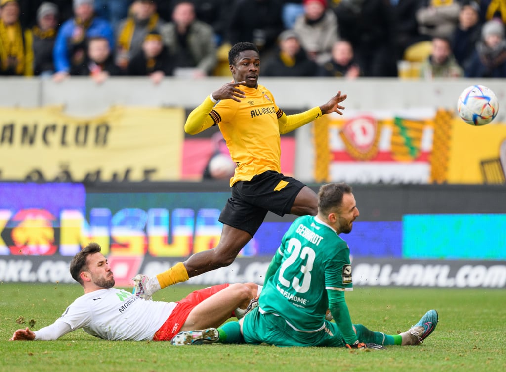 Dresdens Christian Conteh düpiert den HFC hier beim Tor zum 5:1 für Dynamo.