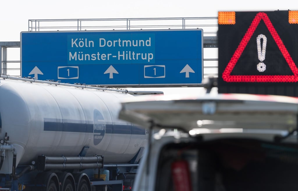 Ein Hinweisschild auf der Autobahn 1 südlich von Münster.