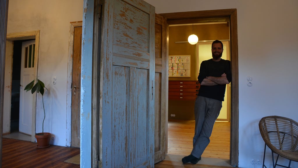 Sebastian Heißig in seiner Physiotherapie-Praxis in Beelitz. An den Wänden Lehmputz, die blaue Tür bleibt so: Der Rückkehrer hat seinen eigenen Stil.