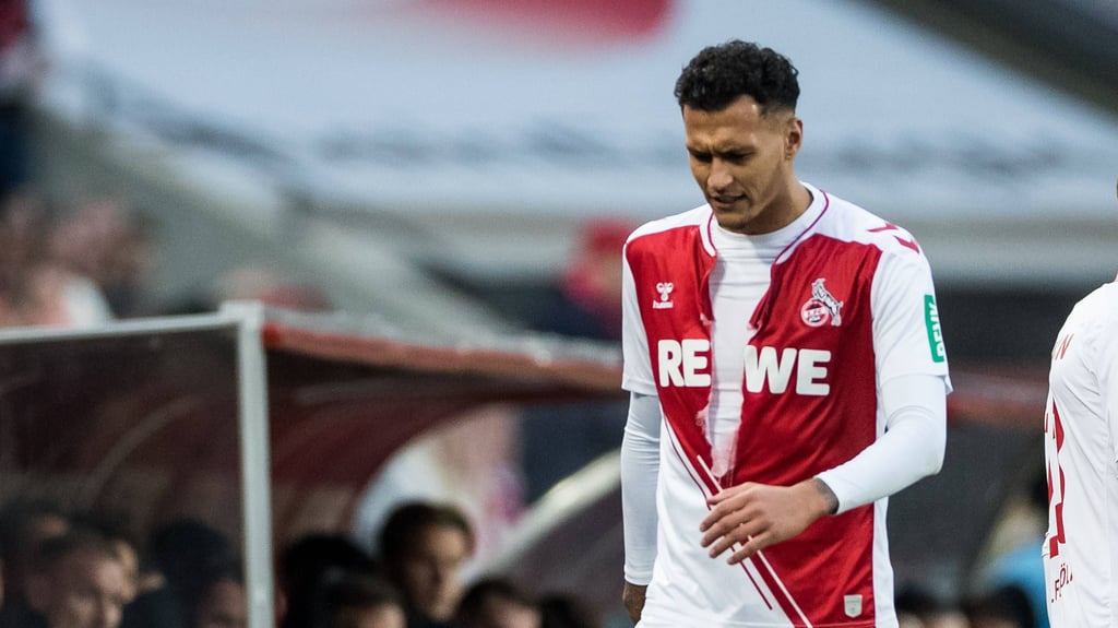 Das Trikot musste dran glauben: Davie Selke geht gegen RB Leipzig verletzt vom Feld.