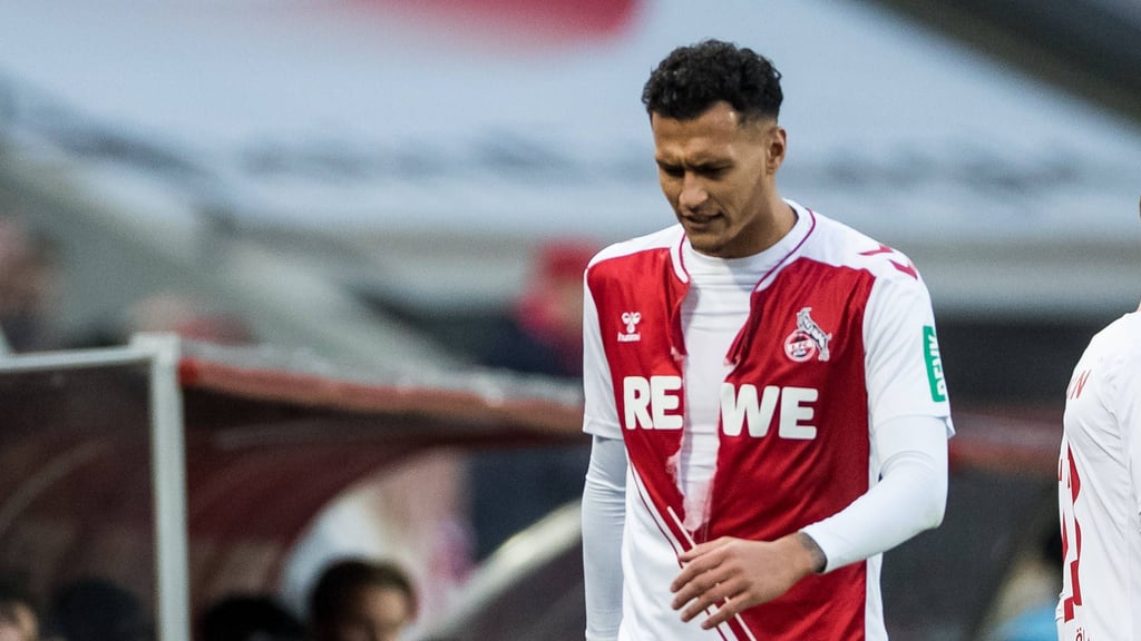Das Trikot musste dran glauben: Davie Selke geht gegen RB Leipzig verletzt vom Feld.