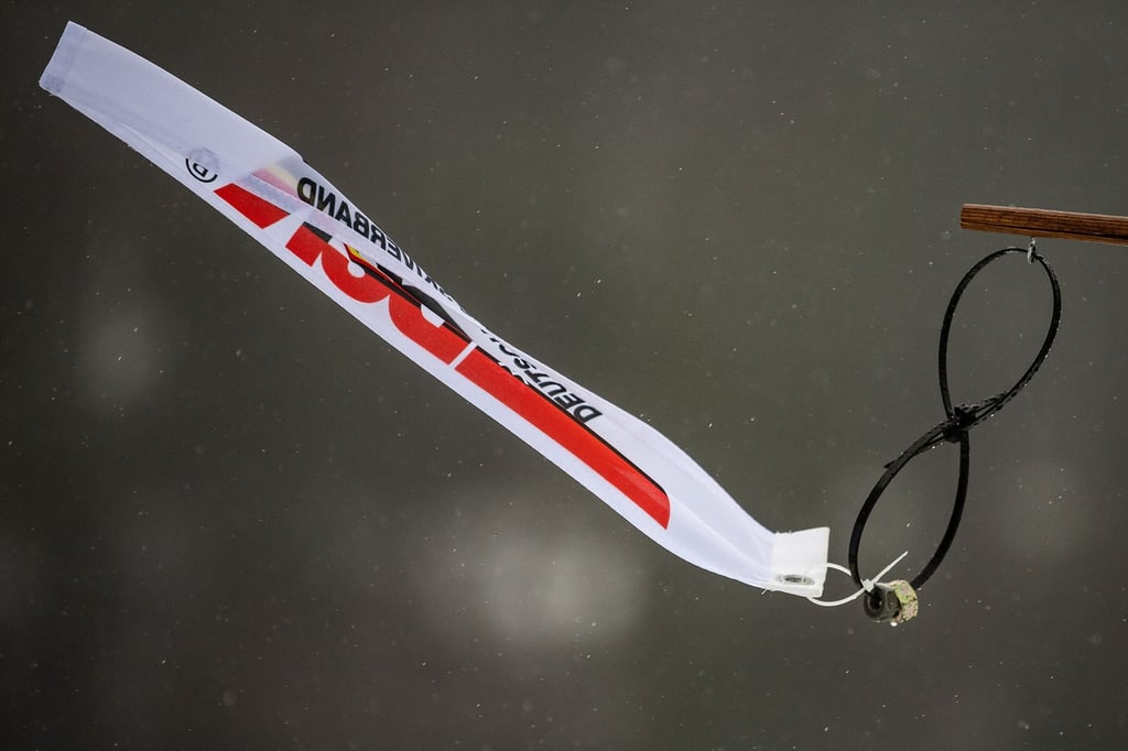 Eine Windfahne des Deutschen Skiverbands (DSV) flattert an der Schanze in Willingen im Wind.