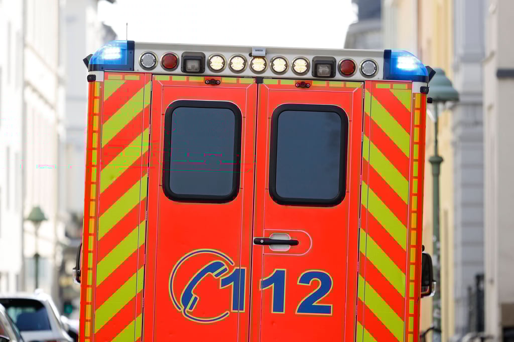 Ein Arbeiter musste schwer verletzt ins Krankenhaus gebracht werden.