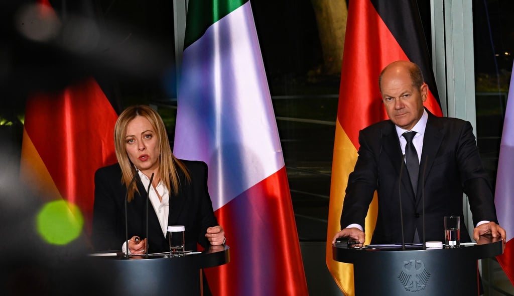 Bundeskanzler Olaf Scholz (r, SPD) und Italiens Ministerpräsidentin Giorgia Meloni äußern sich bei einer Pressekonferenz nach ihrem Gespräch im Bundeskanzleramt.