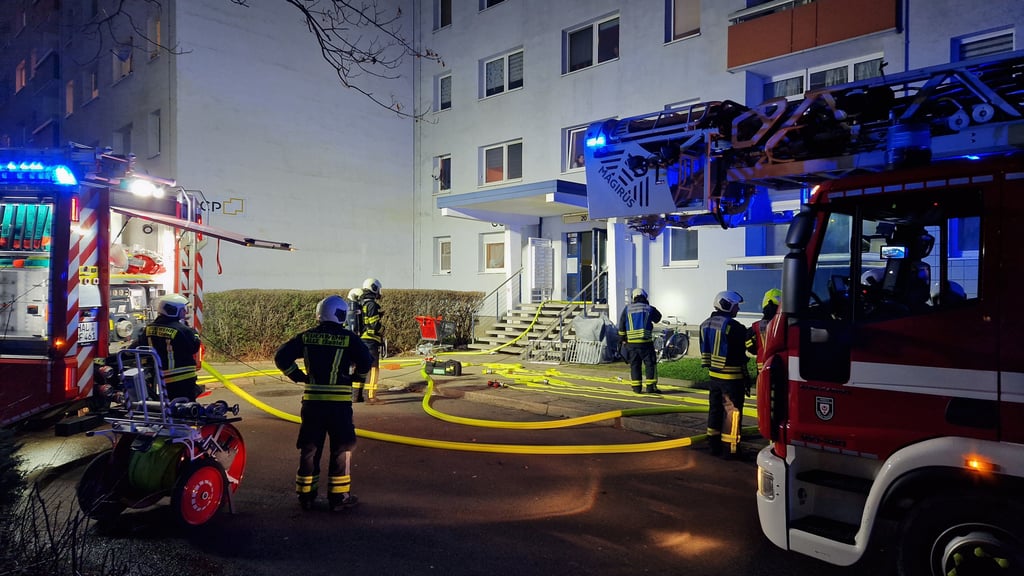 Einsatzkräfte an der Einsatzstelle in der Albert-Einstein-Straße.