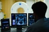Ein Mitarbeiter des Deutschen Krebsforschungszentrum untersucht ein Querschnittsbild einer Prostata.