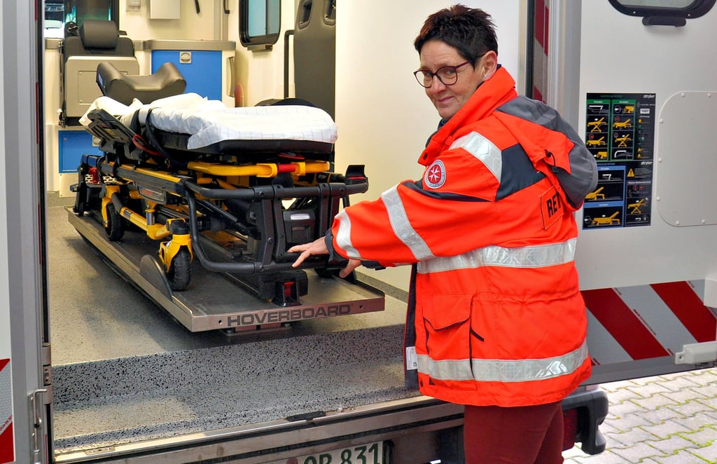 Jana Zimmermann an dem in Osterburg stationierten Rettungstransportwagen.