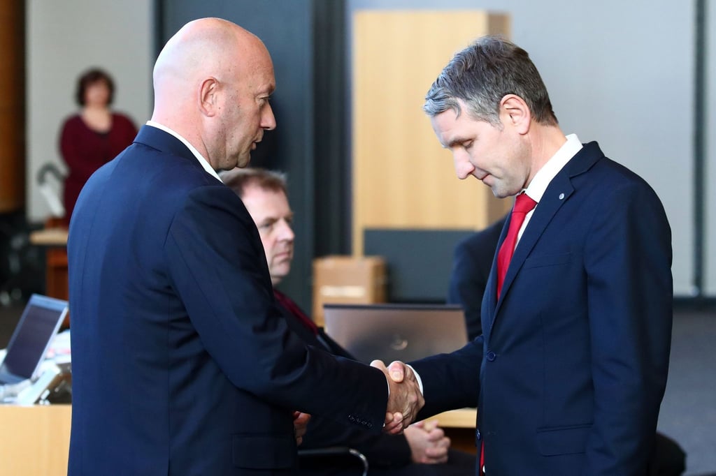Björn Höcke (r), gratuliert dem damals neugewählten Ministerpräsidenten Thomas Kemmerich.