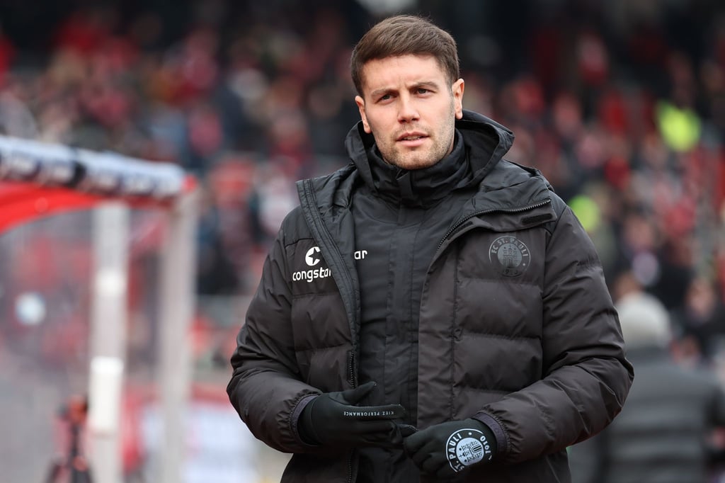 Der Trainer Fabian Hürzeler von St. Pauli steht auf dem Platz.
