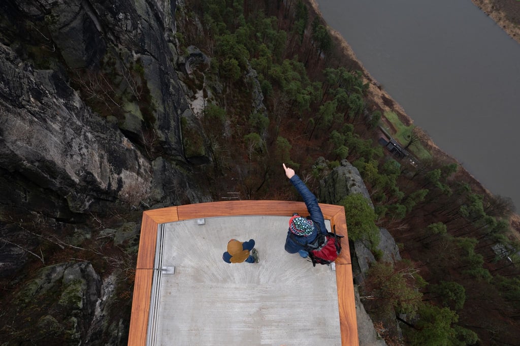 Besucherinnen und Besucher stehen anlässlich der Eröffnung auf der neuen Aussichtsplattform auf dem Basteifelsen.